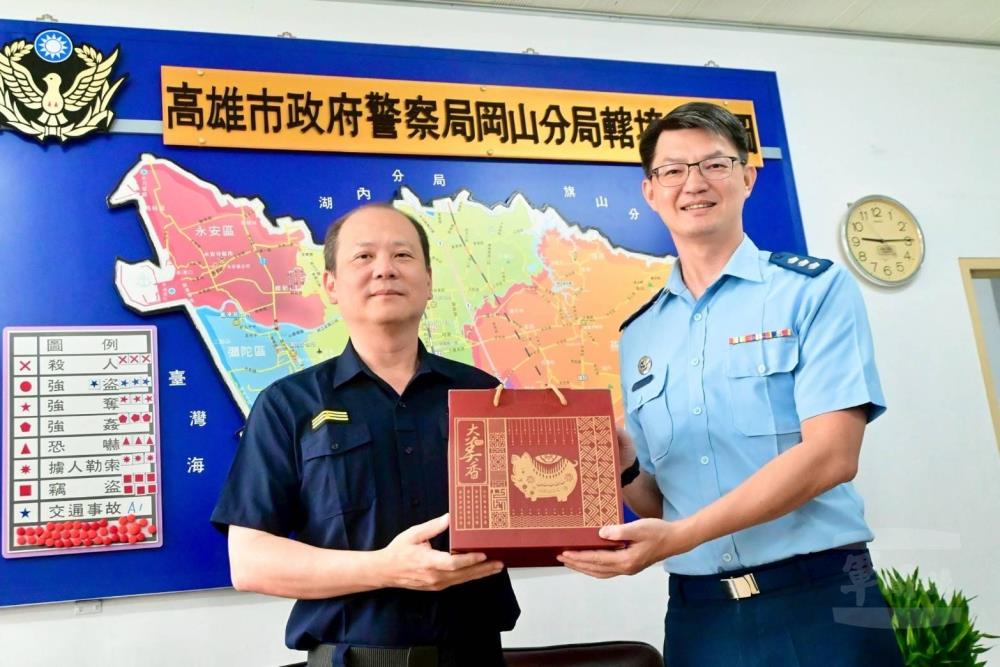 劉上校拜會岡山分局長。（空軍三指部提供）