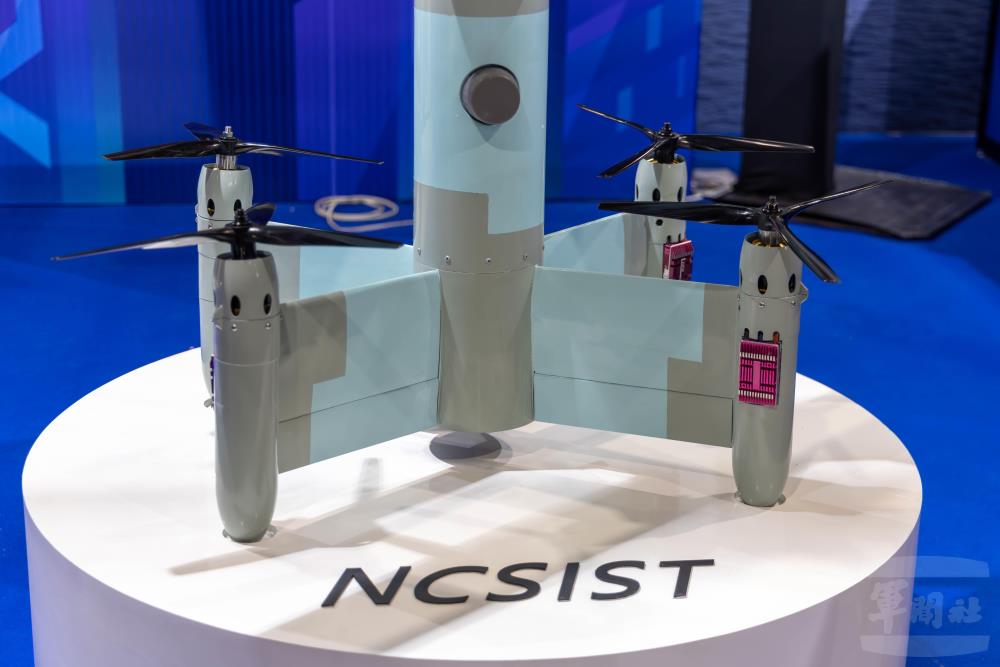 國內首款「X翼構型」，可垂直起降轉態飛行的攻擊型無人機。（軍聞社記者蔡枋澐攝）