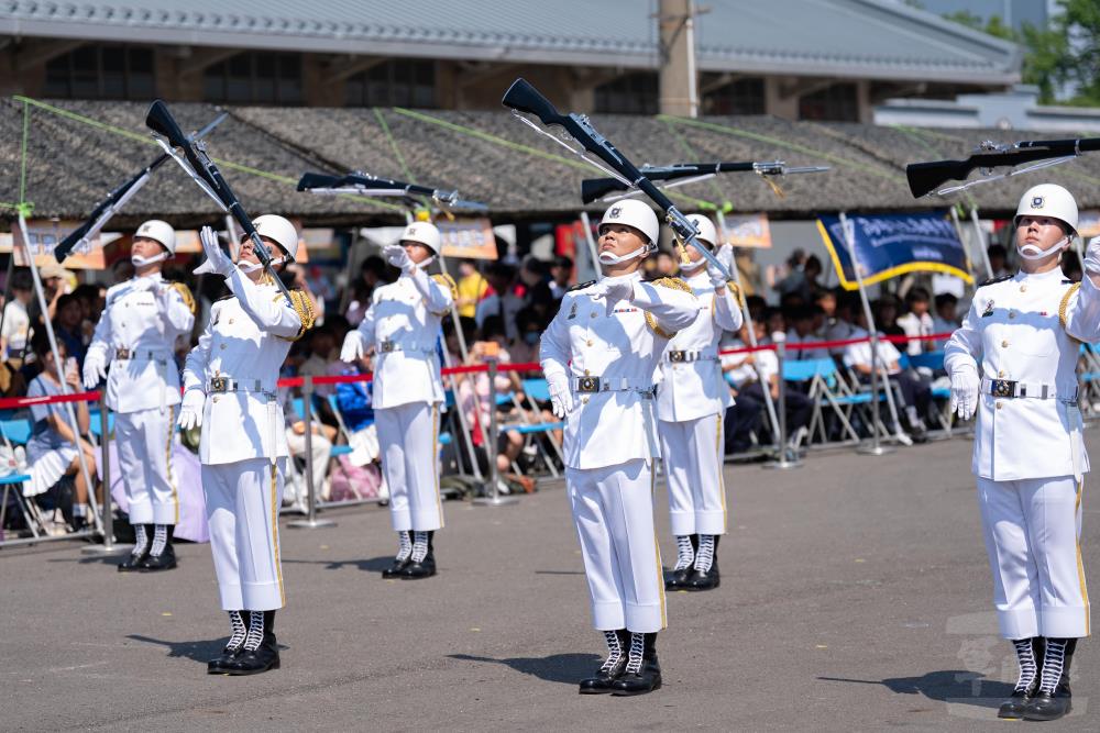 海軍樂儀隊開場演出，迅速帶動現場氣氛。（軍聞社記者林庭暉攝）