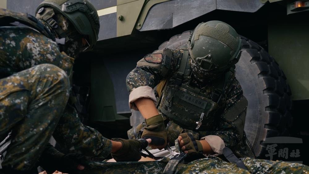 官兵對傷員進行戰傷救護。(軍聞社記者莊家豪攝) 官兵對傷員進行戰傷救護。(軍聞社記者莊家豪攝)