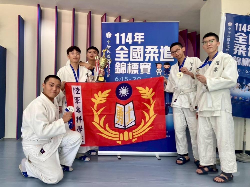 陸軍專科學校柔道代表隊為校爭光,展現強健體魄與勇猛頑強鬥志。(陸專提供) 陸軍專科學校柔道代表隊為校爭光,展現強健體魄與勇猛頑強鬥志。(陸專提供)