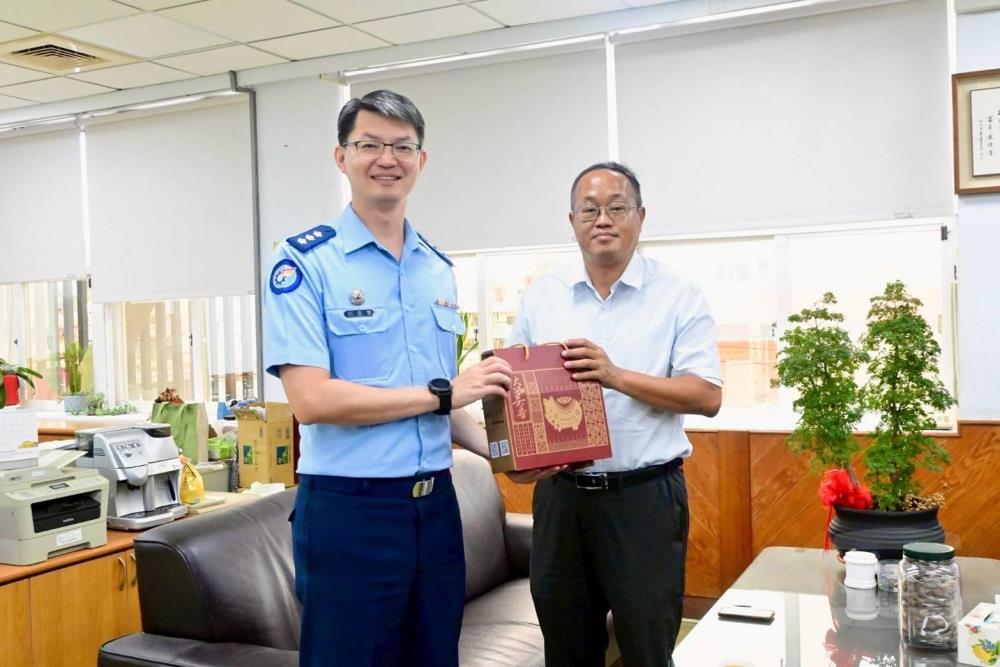 政戰主任劉上校代表指揮官拜會永安區長。（空軍三指部提供）