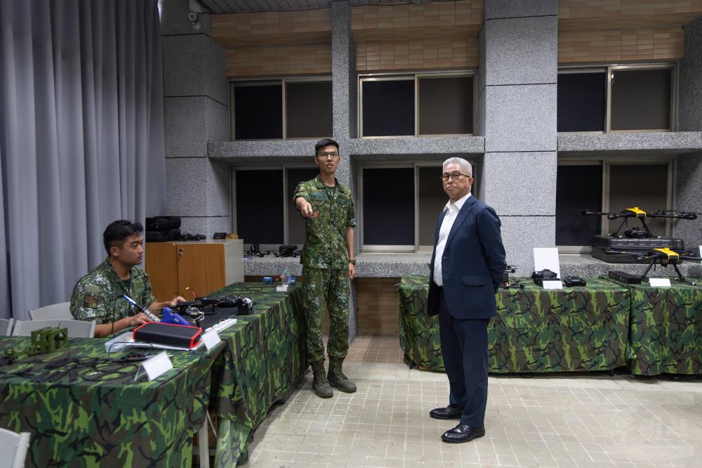 徐副部長聽取官兵說明無人機運用、訓練狀況。（軍聞社記者吳柏融攝）