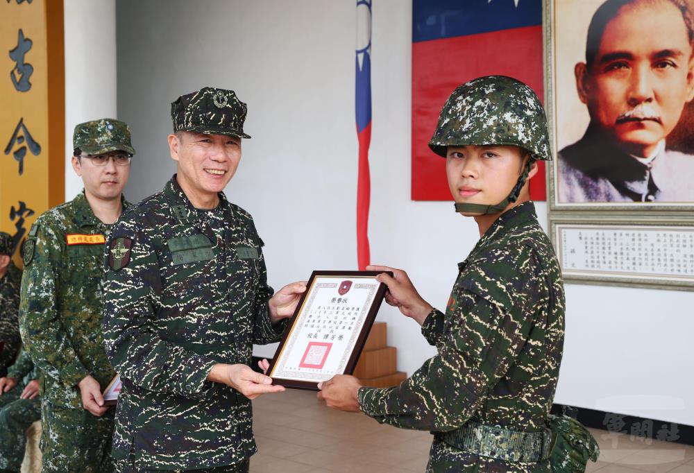 梅總長頒發單項成績績優個人。(軍聞社記者侯凱議攝) 梅總長頒發單項成績績優個人。(軍聞社記者侯凱議攝)