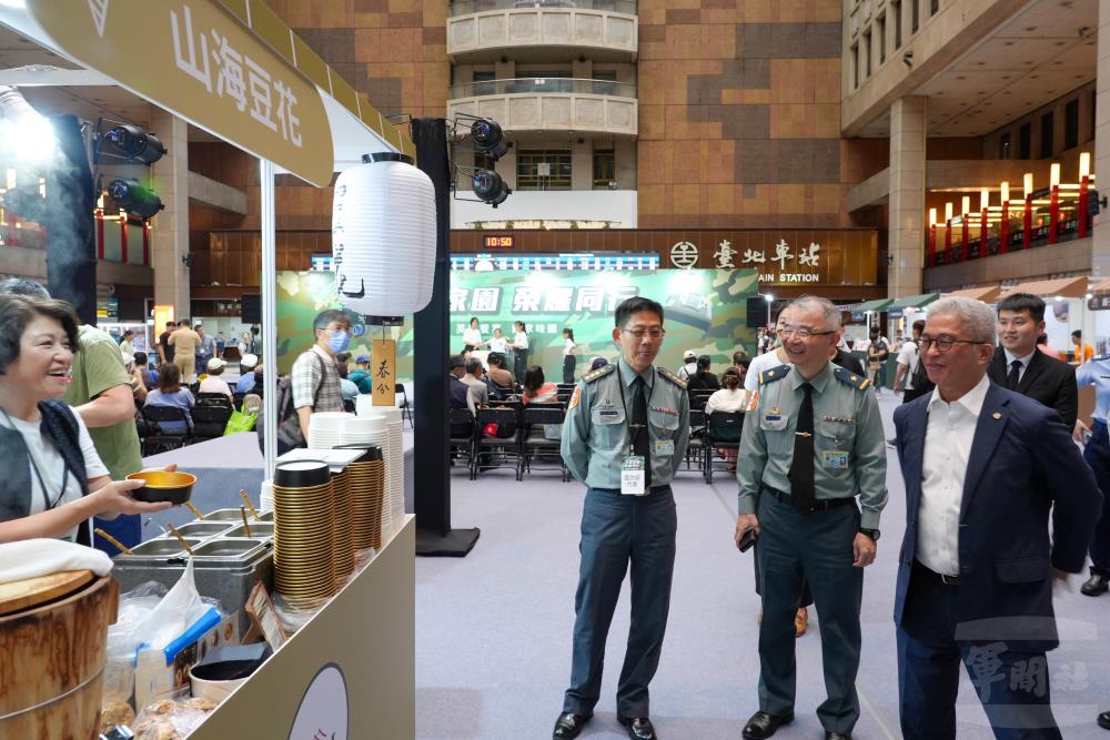 國防部副部長徐斯儉3日前往臺北車站瞭解敬軍活動陳展情形。（軍聞社記者侯凱議攝）