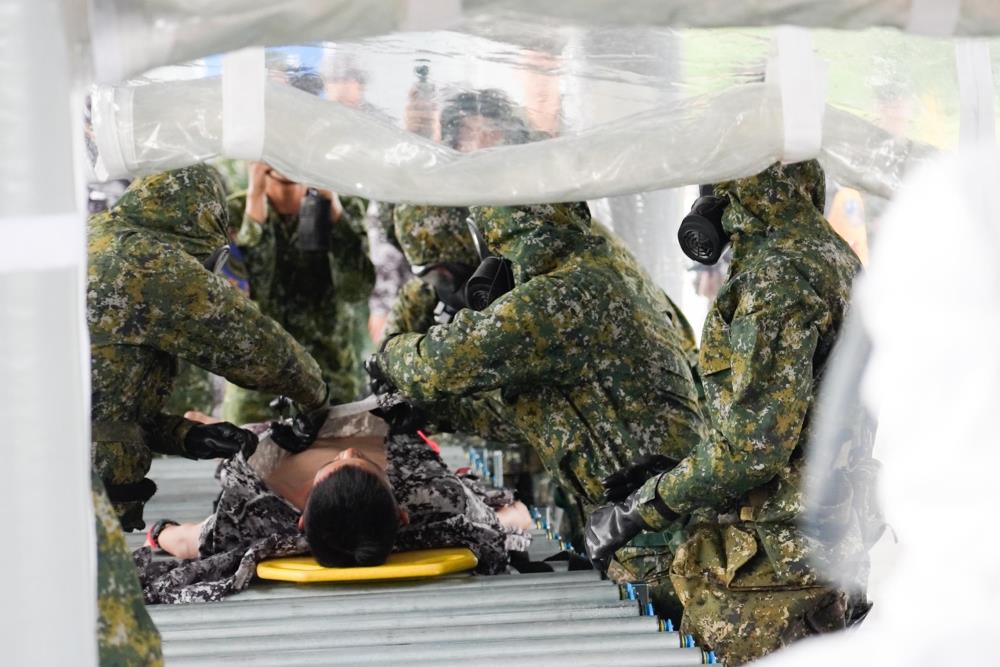 陸軍33化學兵群開設除汙走廊，進行人員清消。（軍聞社記者呂尚俞攝）