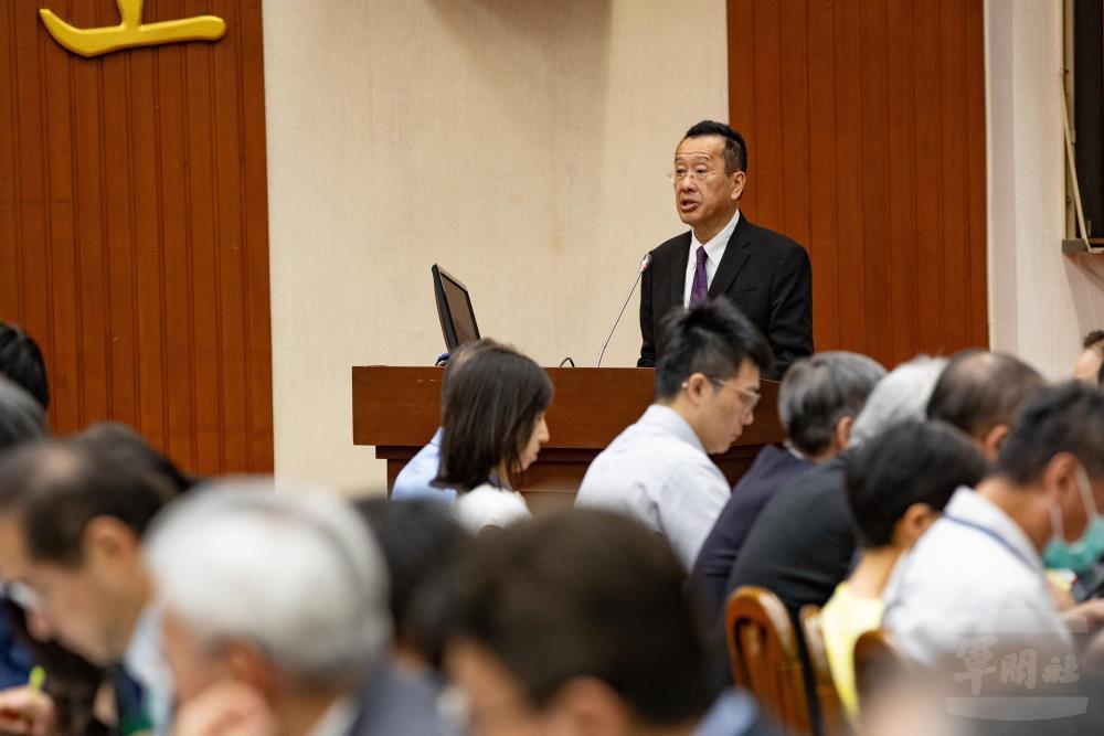 國防部長顧立雄前往立法院針對「因應國際情勢強化經濟社會及民生國安韌性特別預算案」進行報告。(軍聞社記者王茗生攝) 國防部長顧立雄前往立法院針對「因應國際情勢強化經濟社會及民生國安韌性特別預算案」進行報告。(軍聞社記者王茗生攝)