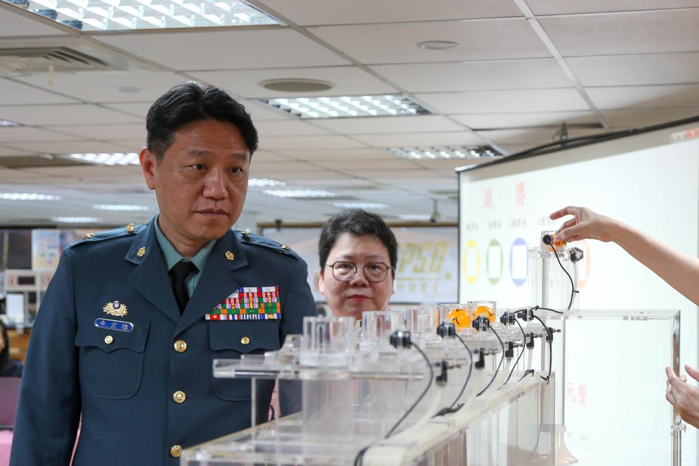 財務長辛少將抽出頭獎幸運兒。（軍聞社記者侯凱議攝）