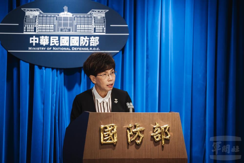 會中由戰規司國防政策處處長許云甄報告書中內容。（軍聞社記者陳彥樺攝）