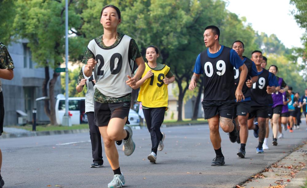 蘭指部官兵測驗「3000公尺」項目。（蘭指部提供）