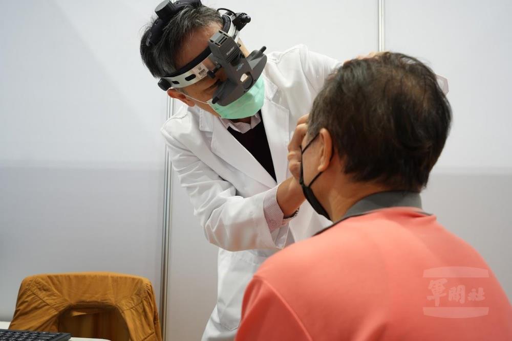 臺中榮總眼科部主任張嘉仁，為民眾看診。（臺中榮總提供）
