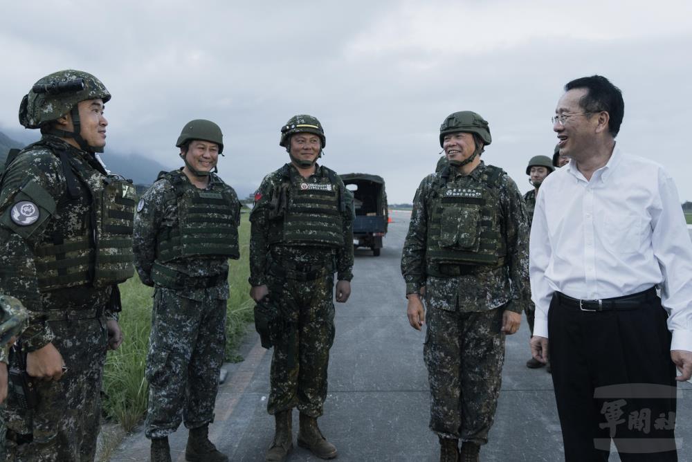 顧部長慰勉官兵演練辛勞。（軍聞社記者李恬恬攝）