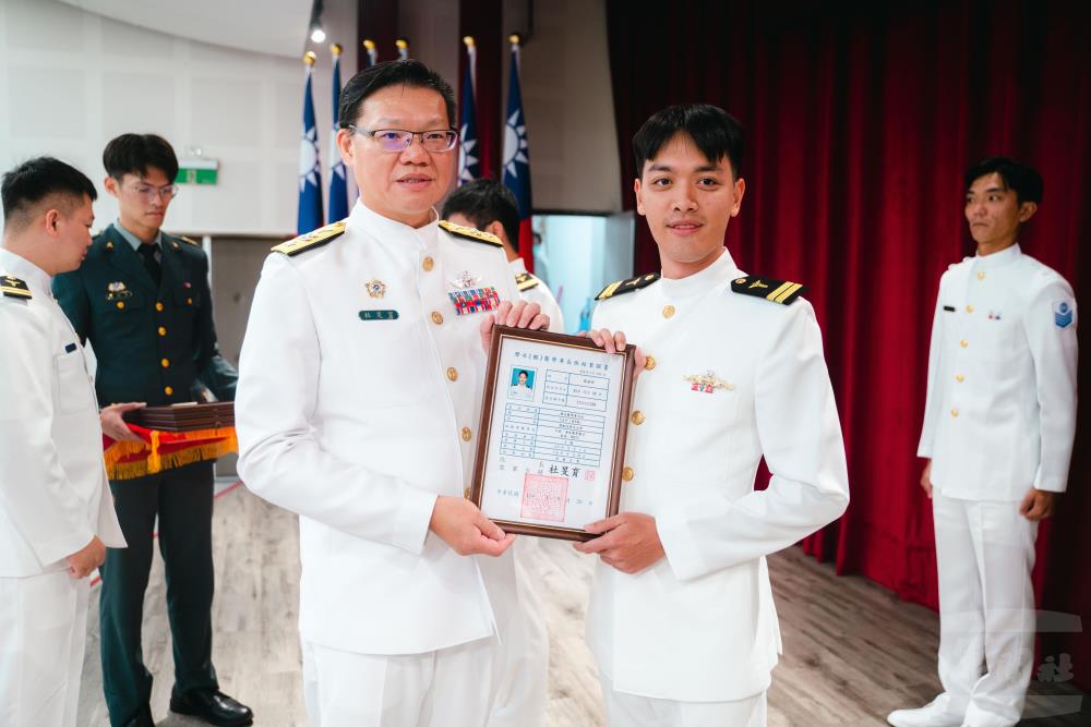 杜院長頒發結業證書。（軍聞社記者林庭暉攝）
