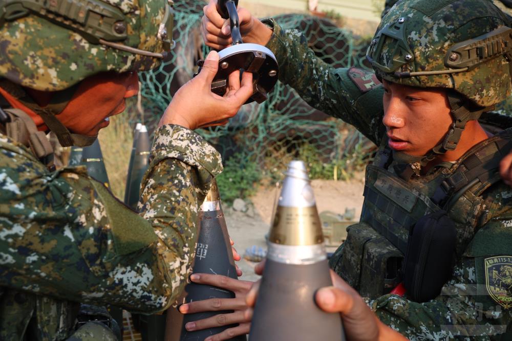 操演官兵進行彈藥檢整。（軍聞社記者林澤廷攝）