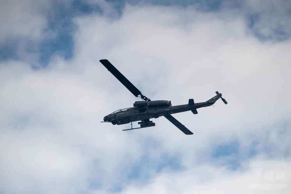 眼鏡蛇直升機向目標區實施攻擊。（軍聞社記者王進福攝）