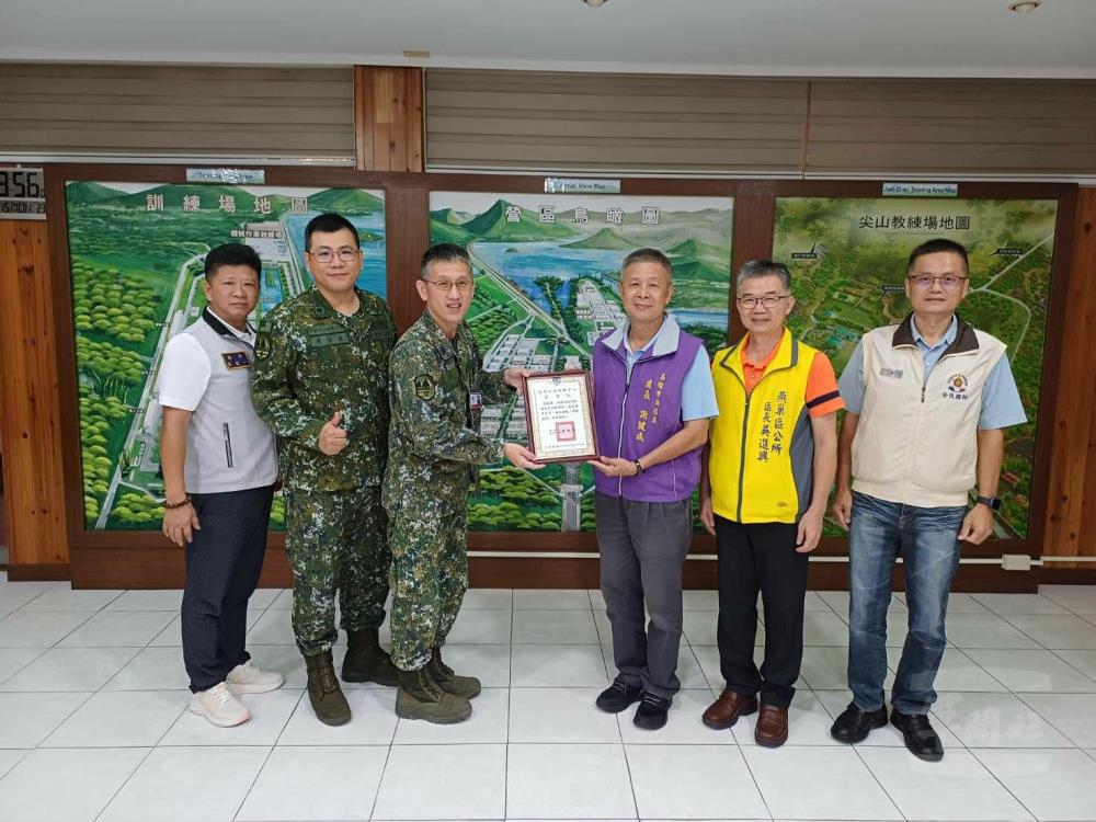 高雄市政府15日前往工兵訓練中心敬軍慰問。(高雄市軍人服務站提供) 高雄市政府15日前往工兵訓練中心敬軍慰問。(高雄市軍人服務站提供)