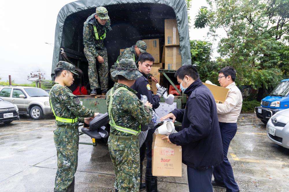 國軍官兵與替代役役男協力發送物資。（軍聞社記者蔡枋澐攝）