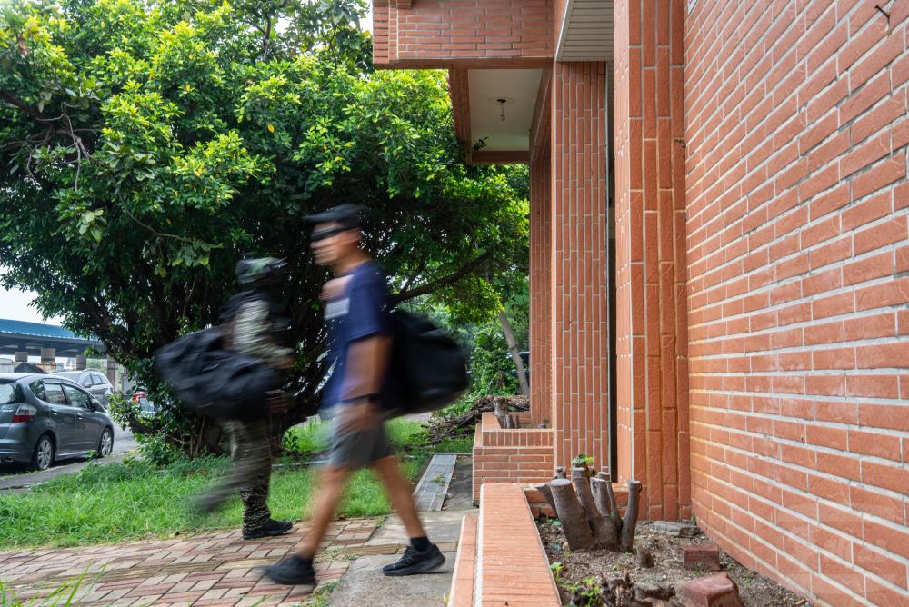 官兵分散至港口周邊，完成人員去識別化。（軍聞社記者尤昱翔攝）
