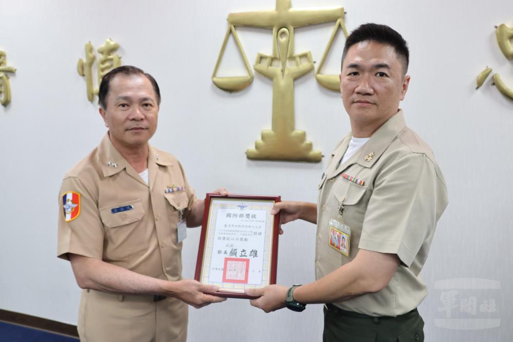 黃常次頒發「113年推動國軍毒品防制績優單位」獎狀。（國防部提供）
