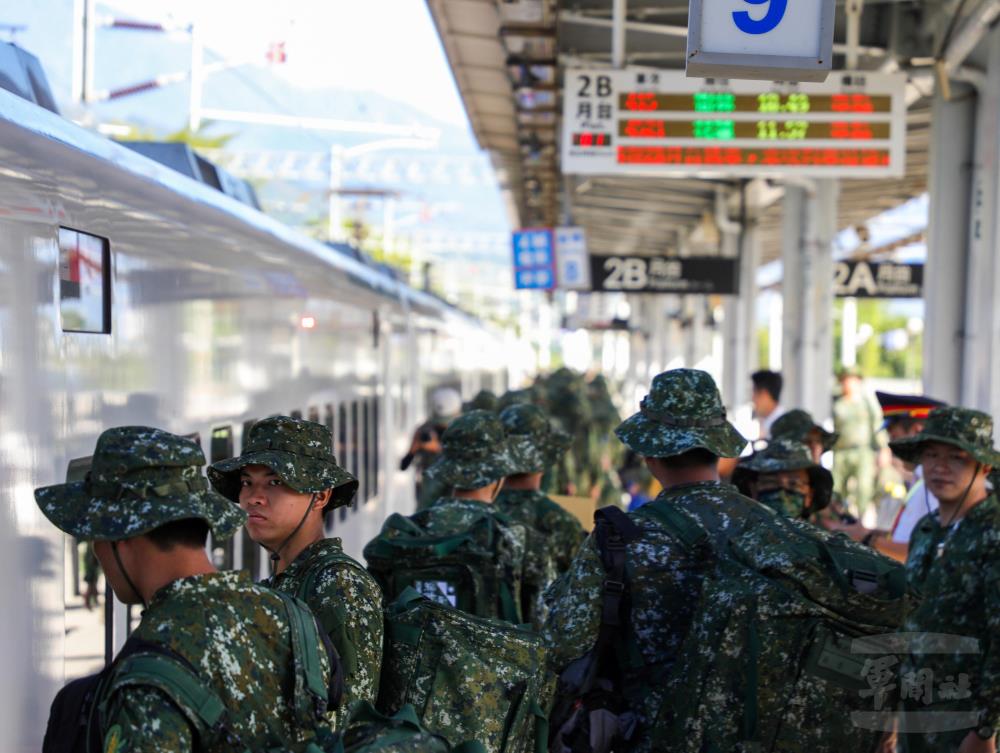 國軍持續採階段接替方式投入救災，展現高度執行力與團隊合作精神。（第二作戰區提供）