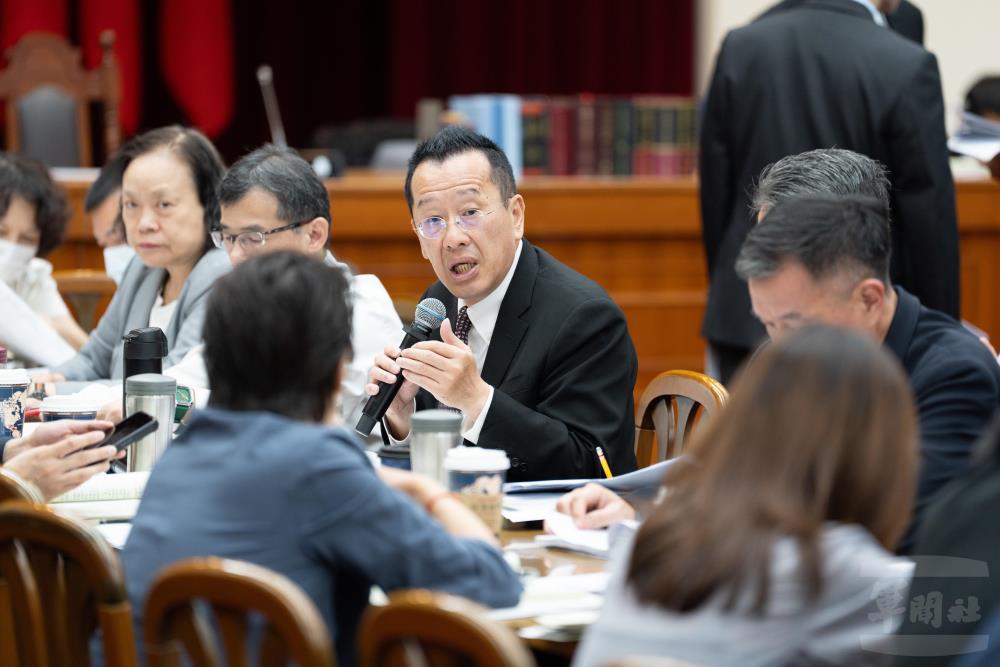 顧部長出席預算審查會議。（軍聞社記者呂尚俞攝）