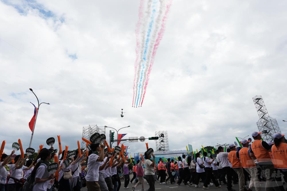 空軍「雷虎小組」駕駛勇鷹高教機，施放象徵我國國旗的藍、白、紅三色彩煙，為國慶大會劃下句點。（軍聞社記者王茗生攝）
