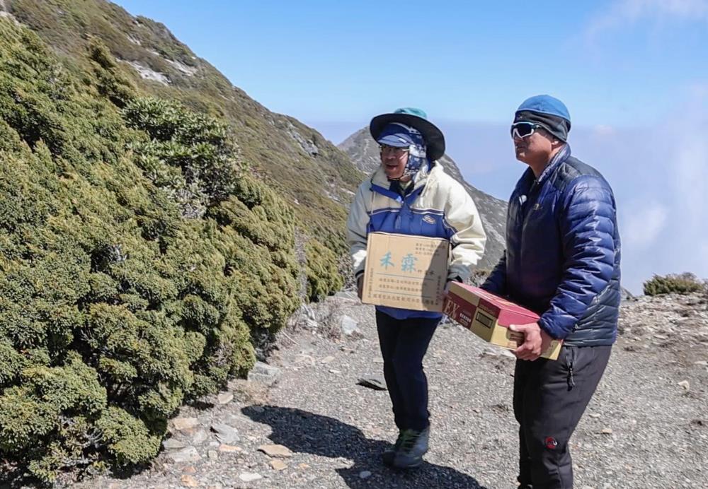 空軍救護隊將物資交付氣象站人員。（軍聞社記者吳柏融攝）