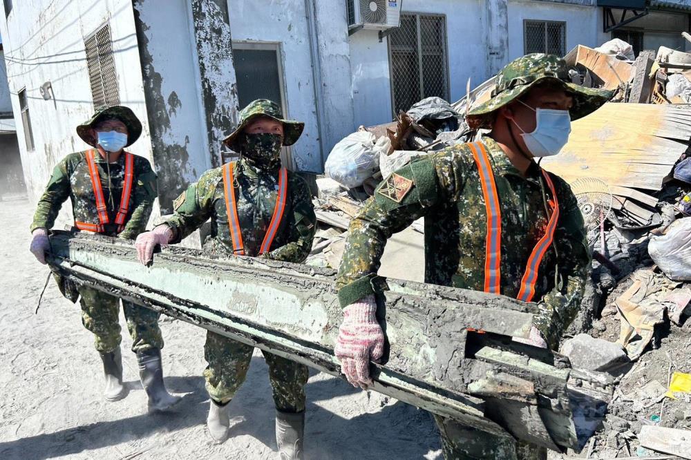 第五作戰區增援官兵於烈日下清除道路淤泥及廢棄物。（第五作戰區提供）