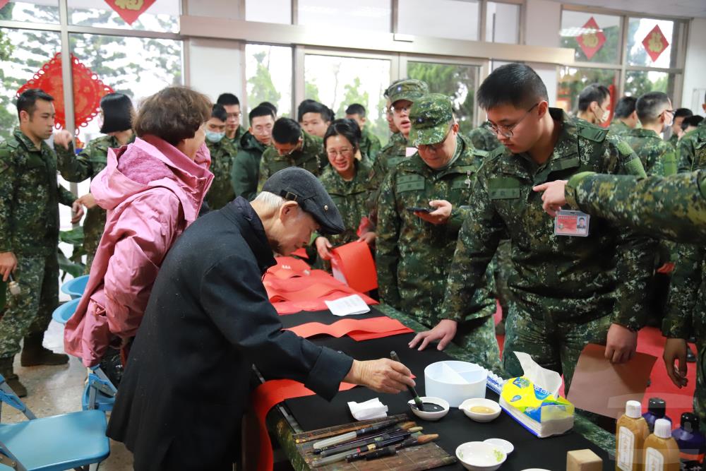 陸軍21砲指部新春揮毫活動　陶冶文藝涵養