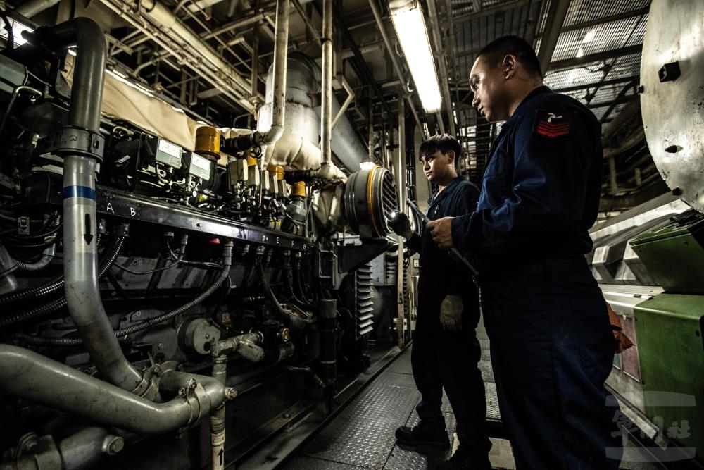 輪機部門官兵必須每日待在吵雜、悶熱的艙底中，維護引擎、電機各項裝備運作。（軍聞社記者王茗生攝）