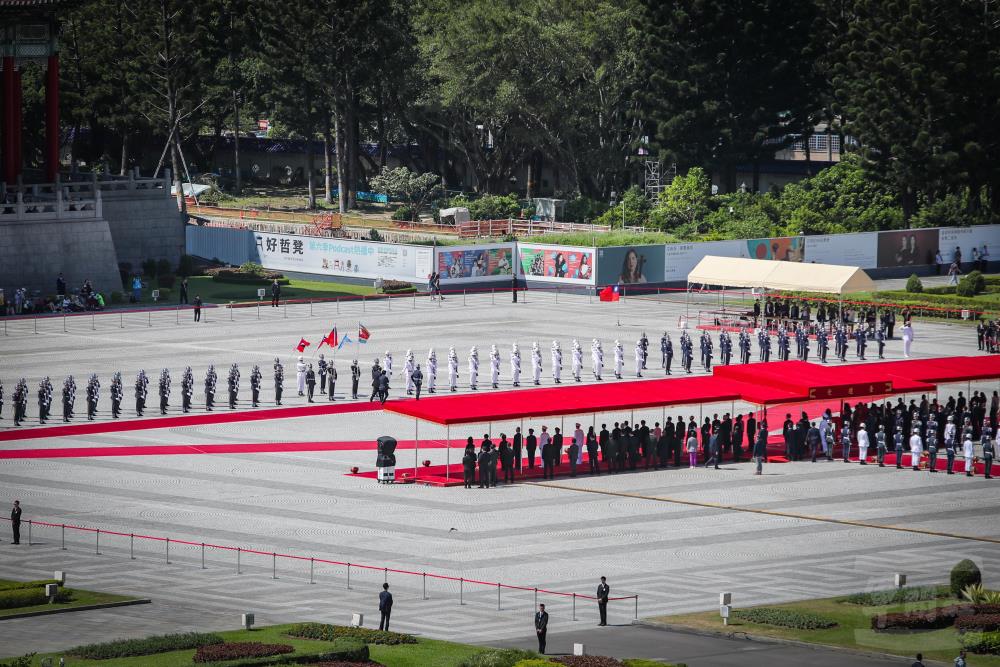 賴總統以隆重軍禮歡迎史瓦帝尼王國國王暨王妃。（軍聞社記者周昇煒攝）