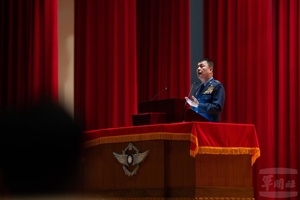 鄭司令勉勵官兵持續精進。（軍聞社記者文仁攝）