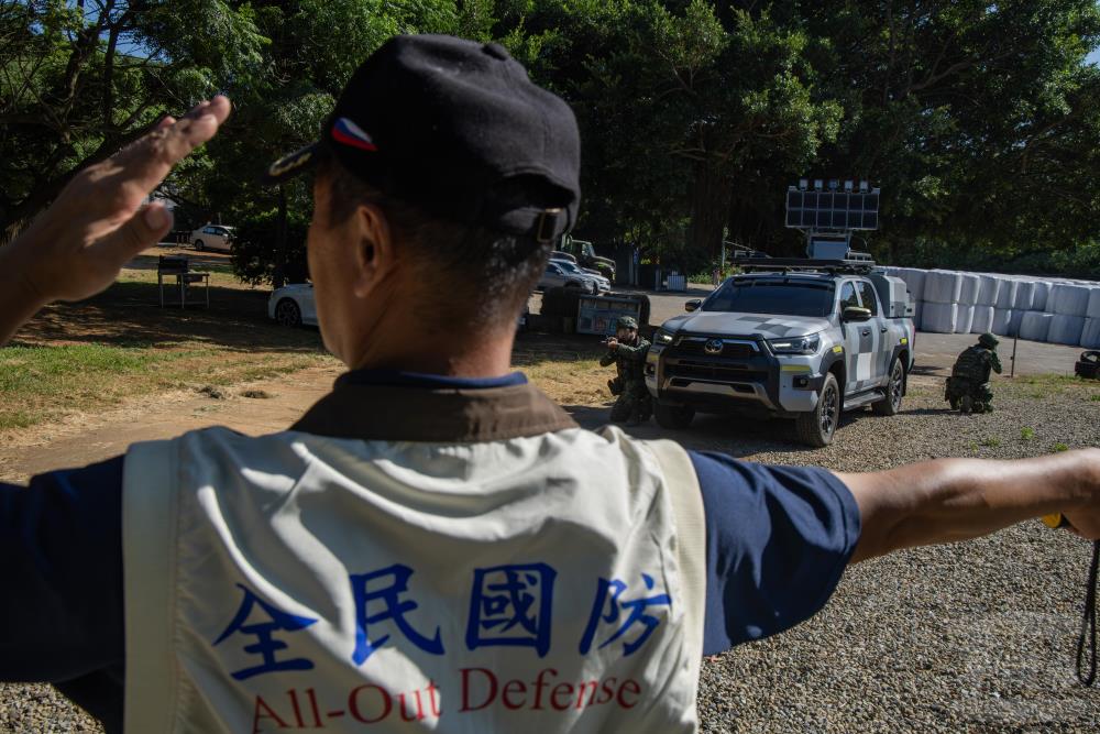 後輔幹部協助疏散及秩序維持，引導民眾依指示前往安全區域。（軍聞社紀者吳柏融攝）