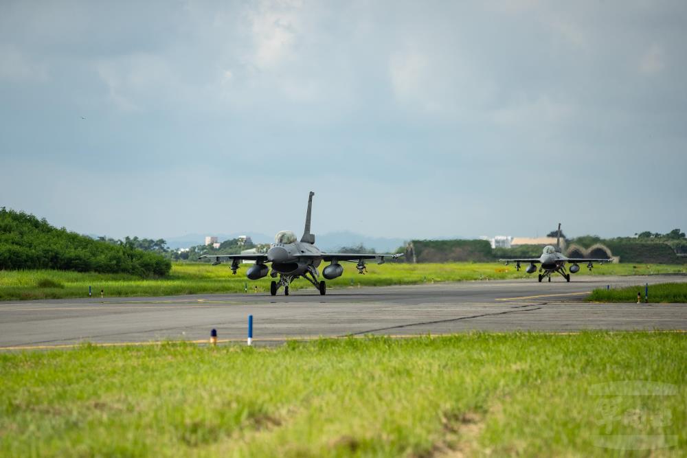 F-16V戰機滑行。（軍聞社記者王茗生攝）