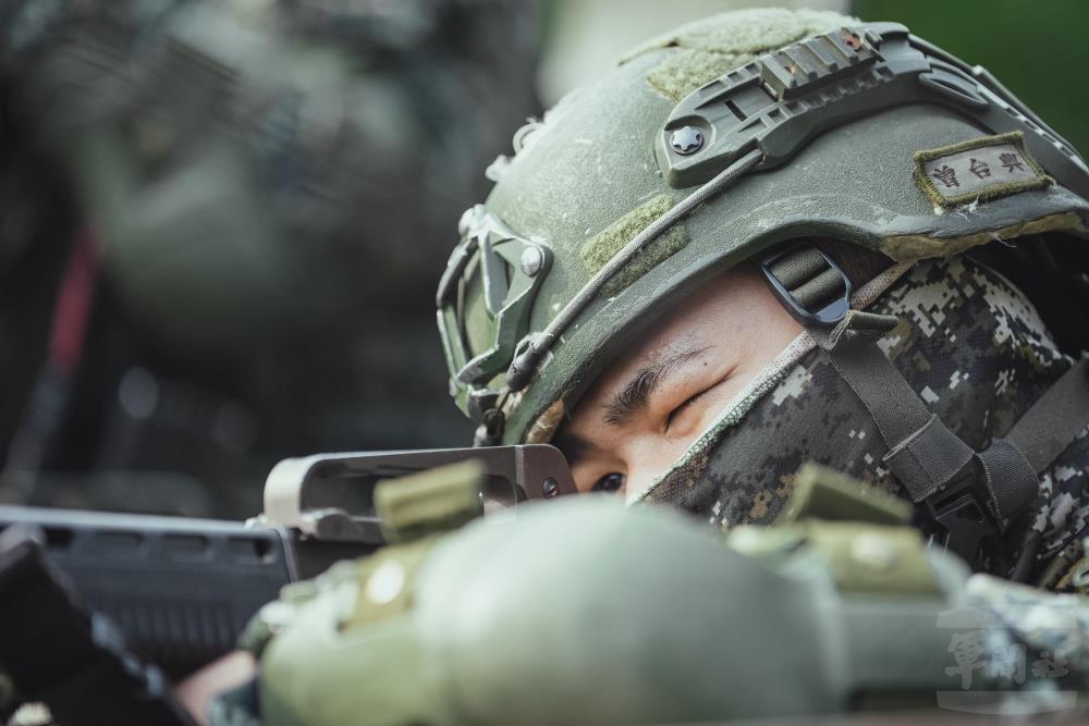 陸軍金門防衛指揮部金門守備大隊機步營17日於防區核心地區實施作戰演練。（軍聞社記者陳傳奇攝）