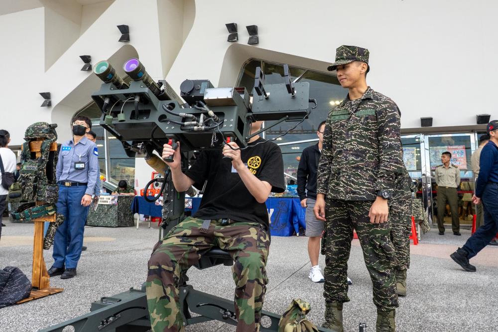 現場攤位吸引民眾熱情參加。（軍聞社記者莊家豪攝）