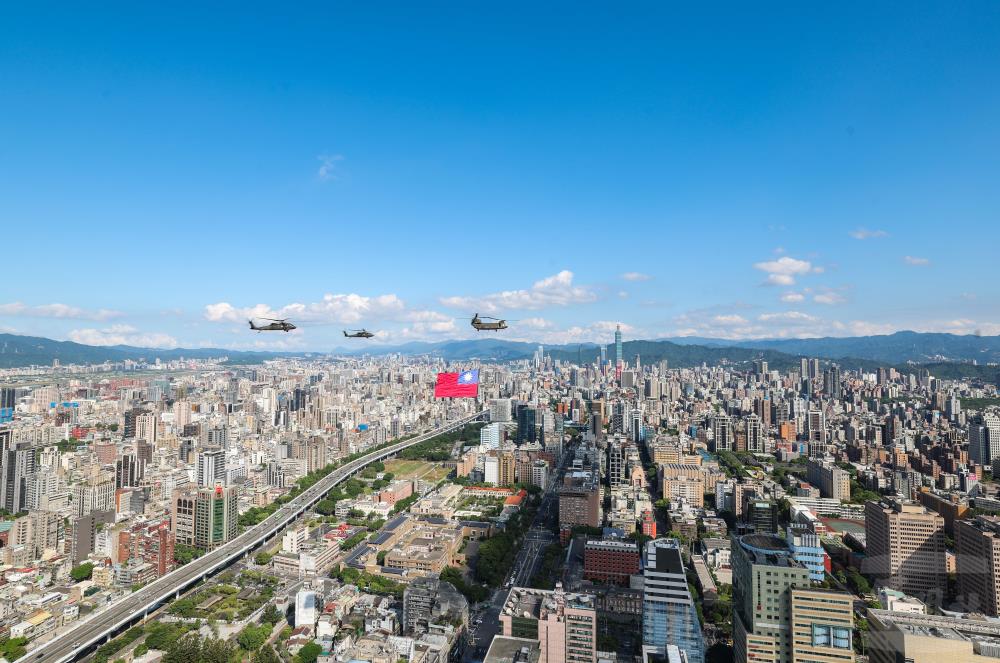陸航國旗機隊飛越臺北市上空。（軍聞社記者吳柏融攝）