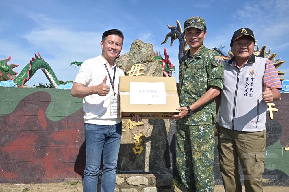 戴議長致贈亮島守備隊慰問品。（軍友社提供）