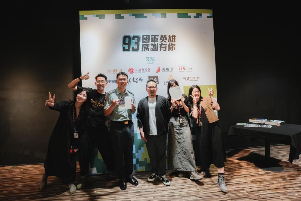 活動團隊合影留念。（軍聞社記者劉哲宇攝）