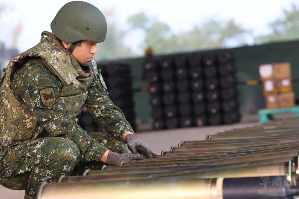 五支部官兵逐批進行彈藥檢整。（軍聞社記者林澤廷攝）