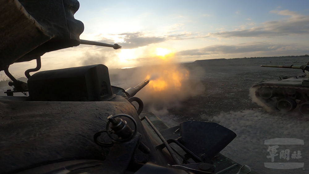 M60A3戰車對目標實施射擊。（軍聞社記者王茗生攝）