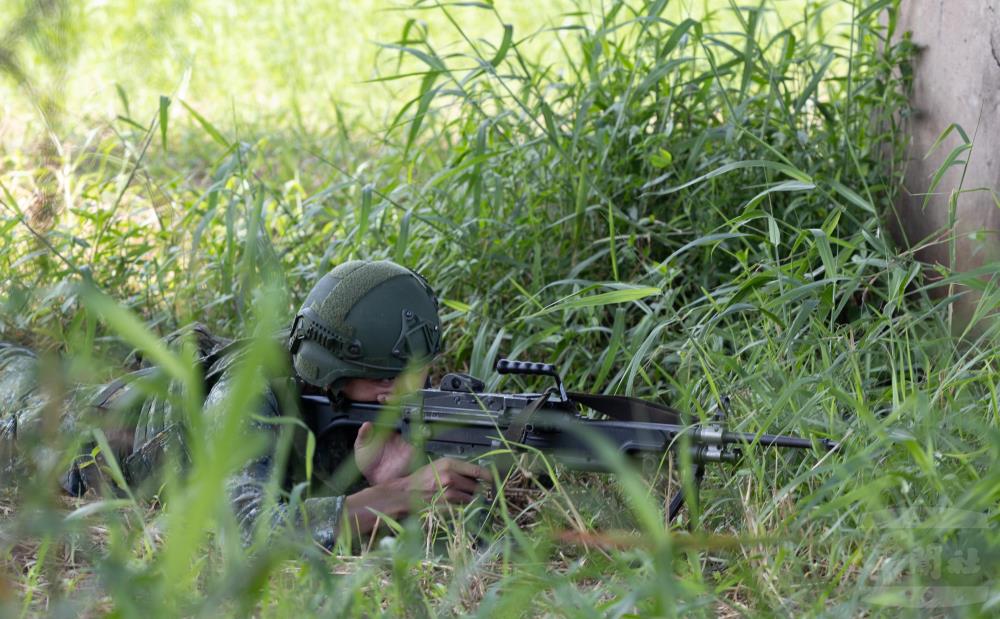 官兵於周遭掩蔽警戒。（軍聞社記者吳柏融攝）