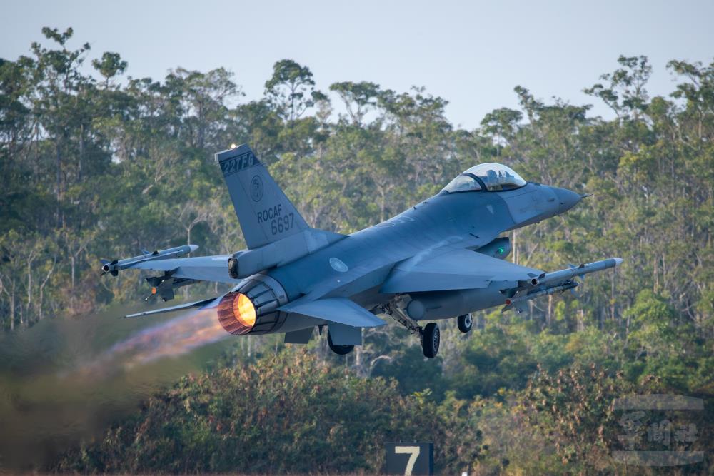 F-16緊急起飛　展現空軍全天候應變能量