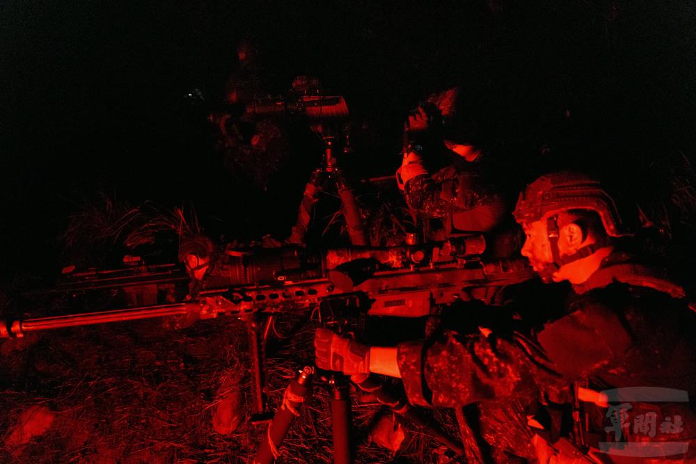 狙擊組於夜間隱蔽位置執行監偵及目標鎖定任務。（軍聞社記者陳彥樺攝）