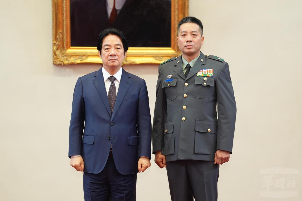 賴總統與魏少將合影。（軍聞社記者陳彥樺攝）