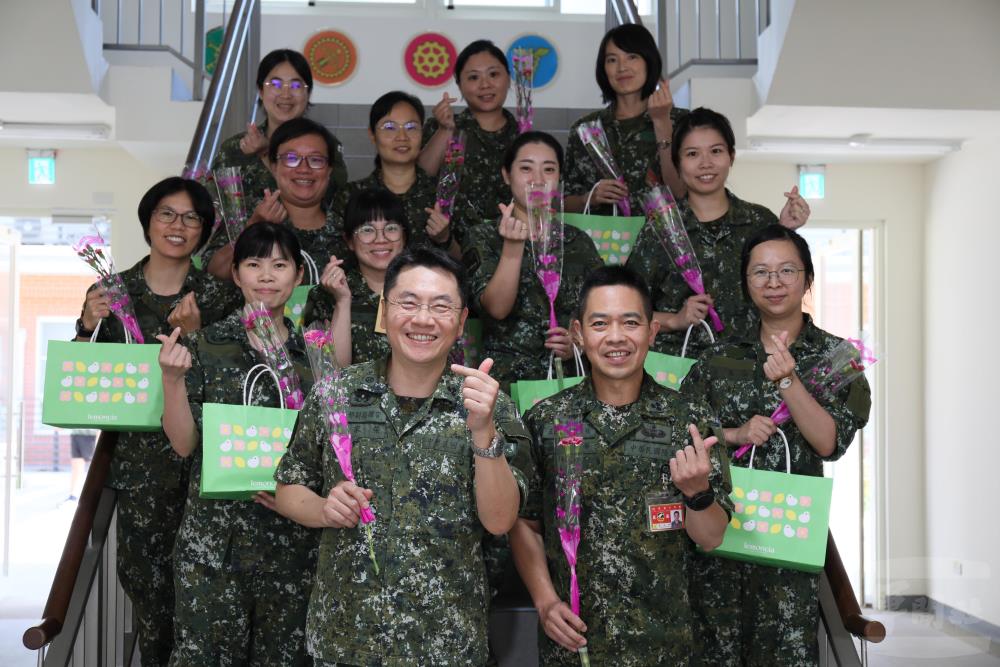陸軍五支部辦理母親節感恩活動，向軍職媽媽們獻上誠摯的祝福與謝意。（五支部提供）