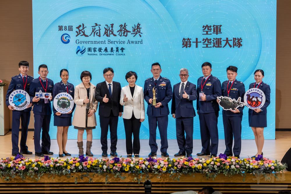 第十空運大隊獲「政府服務獎」殊榮　發揚「駱駝精神」