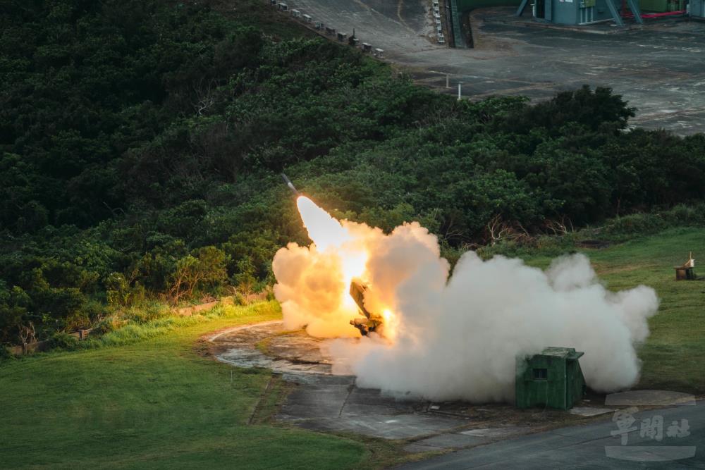 海馬士多管火箭系統首次公開實彈射擊。（軍聞社記者林庭暉攝）
