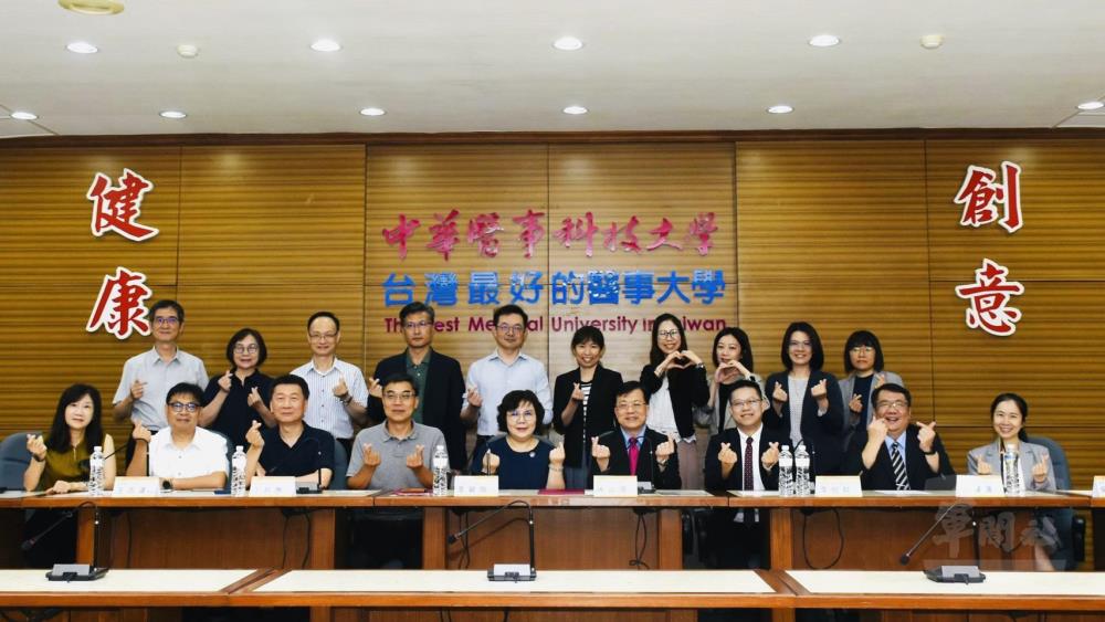 國軍高雄總醫院與中華醫事科技大學建立醫學與教學雙軌合作，培育優質醫事人才。（高雄總醫院提供）