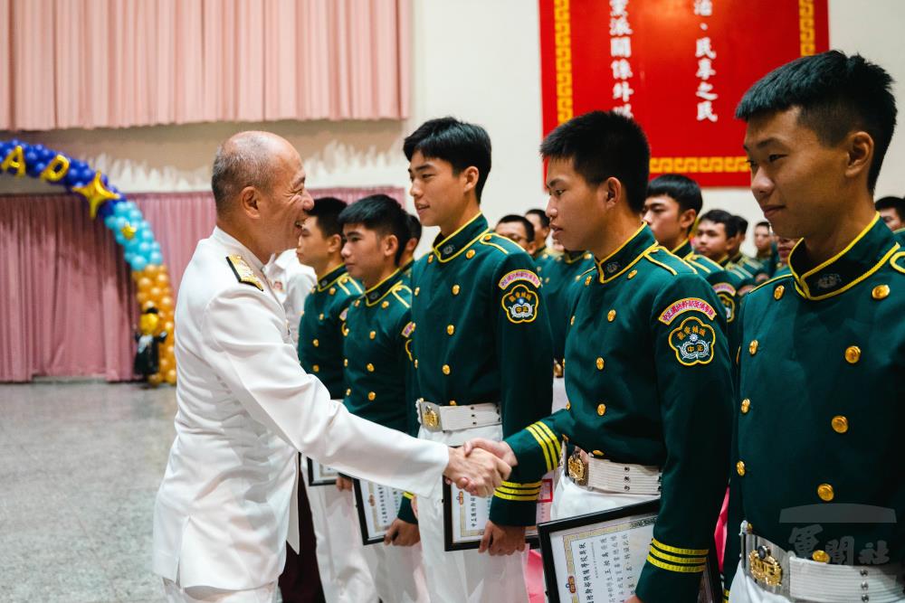 典禮結束後，梅總長親切與畢業生握手致意。（軍聞社記者林庭暉攝）